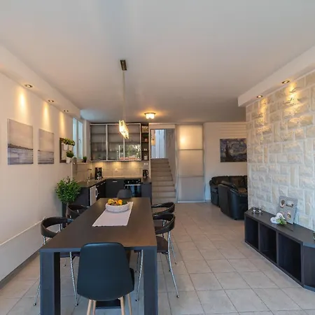 Lea - Three Bedroom With Terrace And Sea View * Маслиница