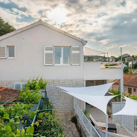 Holiday home Lea - Three Bedroom With Terrace And Sea View